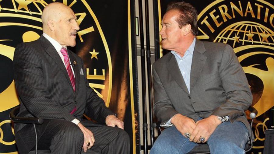 ARNOLD SCHWARZENEGGER RENDE OMAGGIO A BRUNO SAMMARTINO