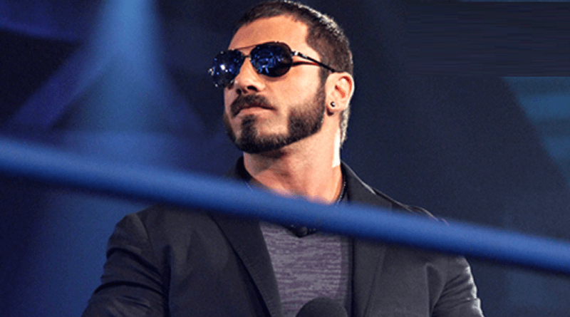 AUSTIN ARIES SI CONGRATULA CON ZELINA VEGA