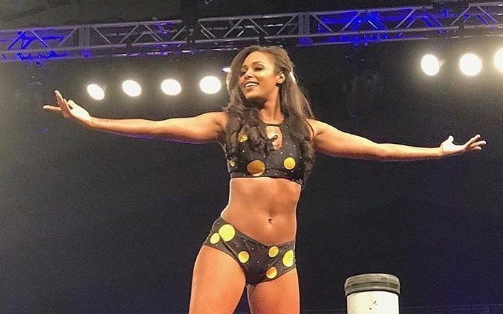 BRANDI RHODES COMBATTE CON DELLE OSSA ROTTE