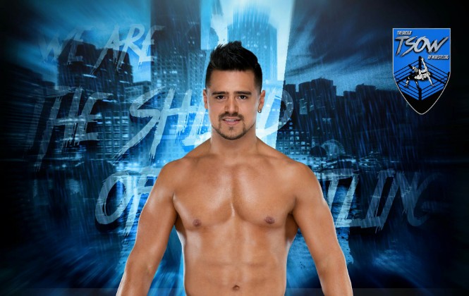 Angel Garza bacia una donna durante Monday Night RAW