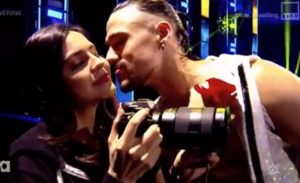 Angel Garza bacia una donna durante Monday Night RAW