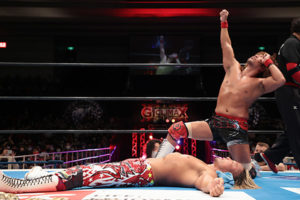 Tetsuya Naito è in piedi, Hiroshi Tanahashi no 