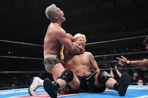 Kazuchika Okada esegue il Cobra Clutch