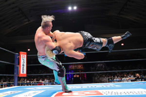 Ospreay colpisce Yujiro con la Stormbreaker