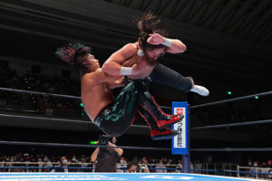 Shingo scaraventa Jay sulle sue ginocchia capendo che non era ancora l'ora della MADE IN JAPAN 