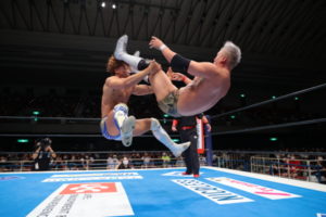 Kota esegue la versione della Powerbomb che ha in comune con Kenny Omega