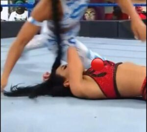 Zelina Vega: incidente con il costume durante SmackDown