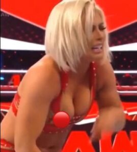 Mandy Rose: incidente con il costume durante RAW