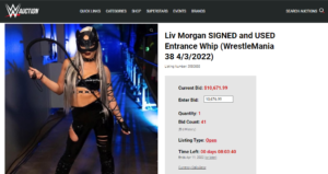 L'offerta folle per la frusta di Liv Morgan (Foto: WWE Auction)