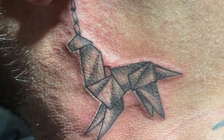 Batista mostra il nuovo tatuaggio al collo: è un unicorno