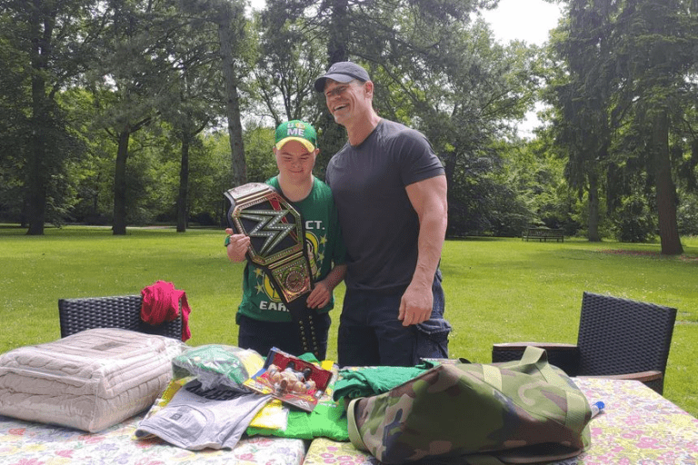 John Cena: foto con ragazzo disabile scappato dalla guerra