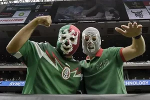 Tifosi messicani con le maschere da lucha libre (Foto: Twitter @elpalco_sv LW)