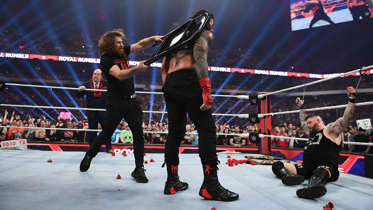 Sami Zayn colpisce alle spalle Roman Reigns - (Fonte: WWE.com)