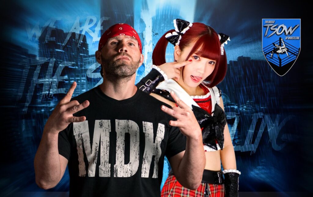 Nick Gage regala a Maki Itoh una rotella tagliapizza