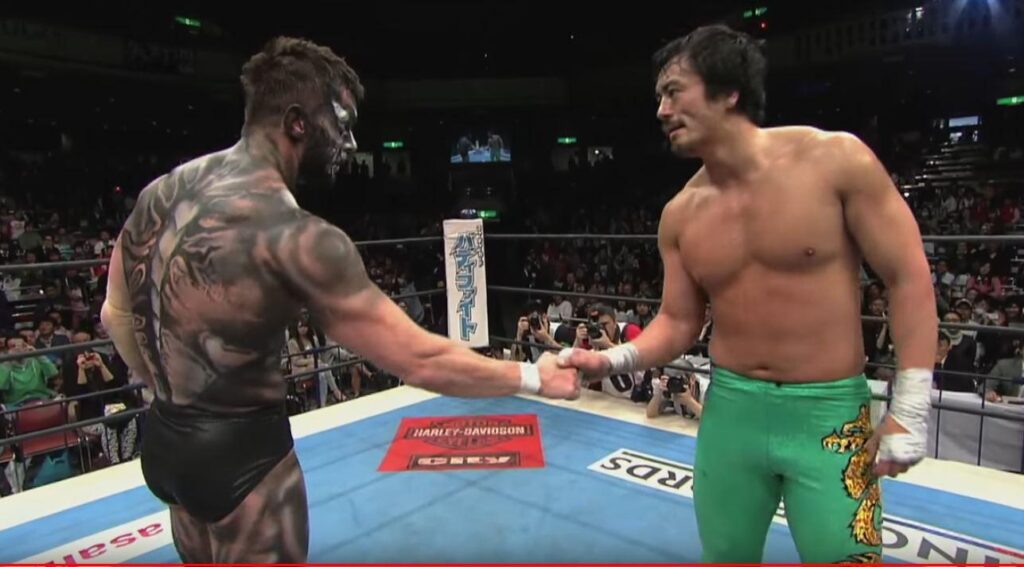 Prince Devitt saluta Taguchi nella sua ultima apparizione in NJPW, prima di andare in WWE e diventare Finn Balor