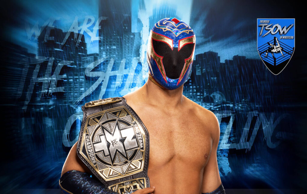 Axiom si toglie la maschera e la regala a un bambino in un NXT Live Event