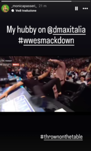 Fabio Ferrari lanciato sul tavolo dei telecronisti a SmackDown (@_monicapasseri_)