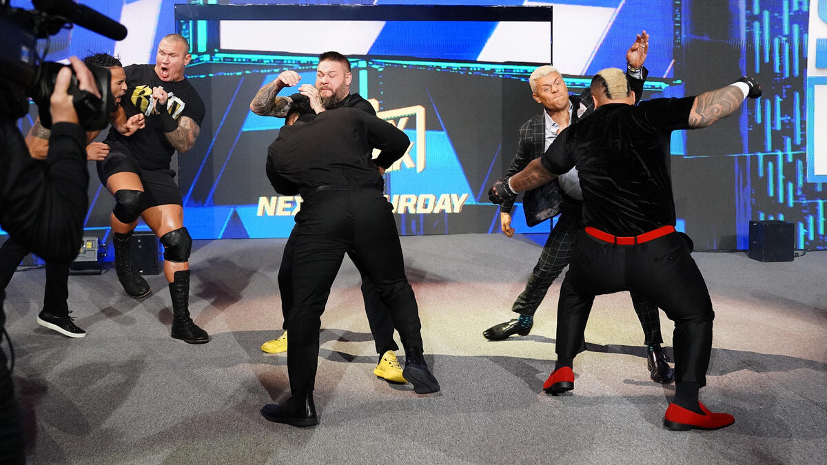 Tre contro tre - (Fonte: WWE.com)