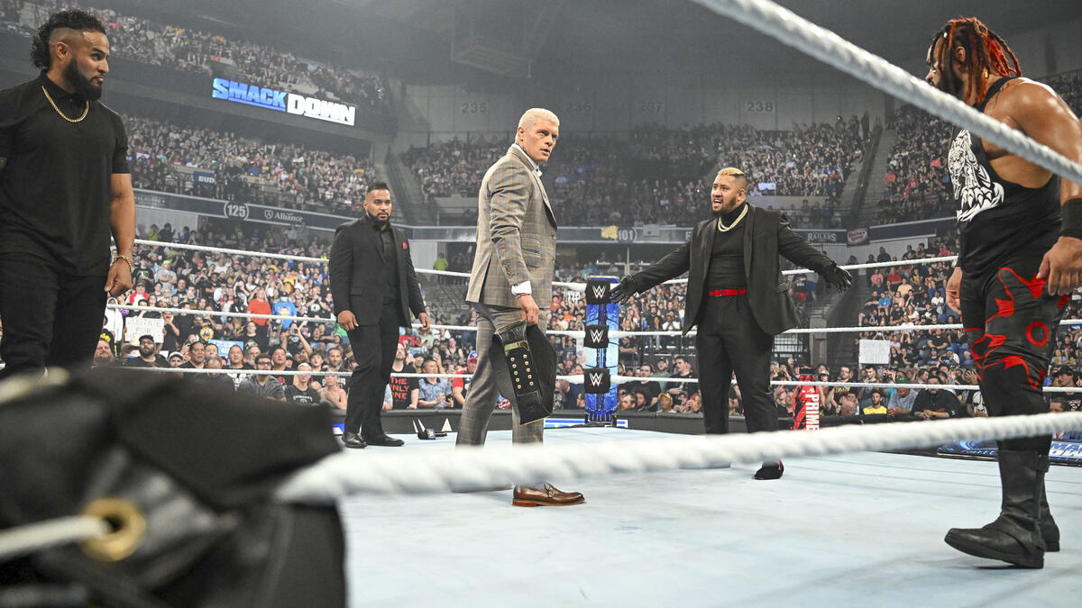 La Bloodline punta Cody Rhodes - (Fonte: WWE.com)