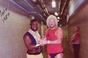 Mr. T e David Schultz insieme nel backstage (Foto - The Dark Side of the Ring)