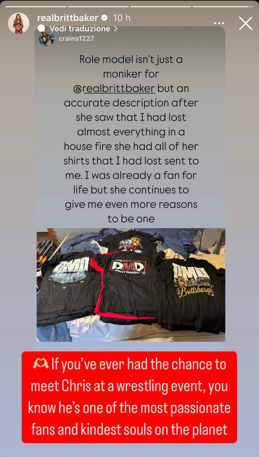 Britt Baker, bel gesto per un fan dopo l'incendio della sua casa Britt Baker, bel gesto per un fan dopo l'incendio della sua casa