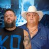Kevin Owens parodia una maglietta di Dusty Rhodes a SmackDown