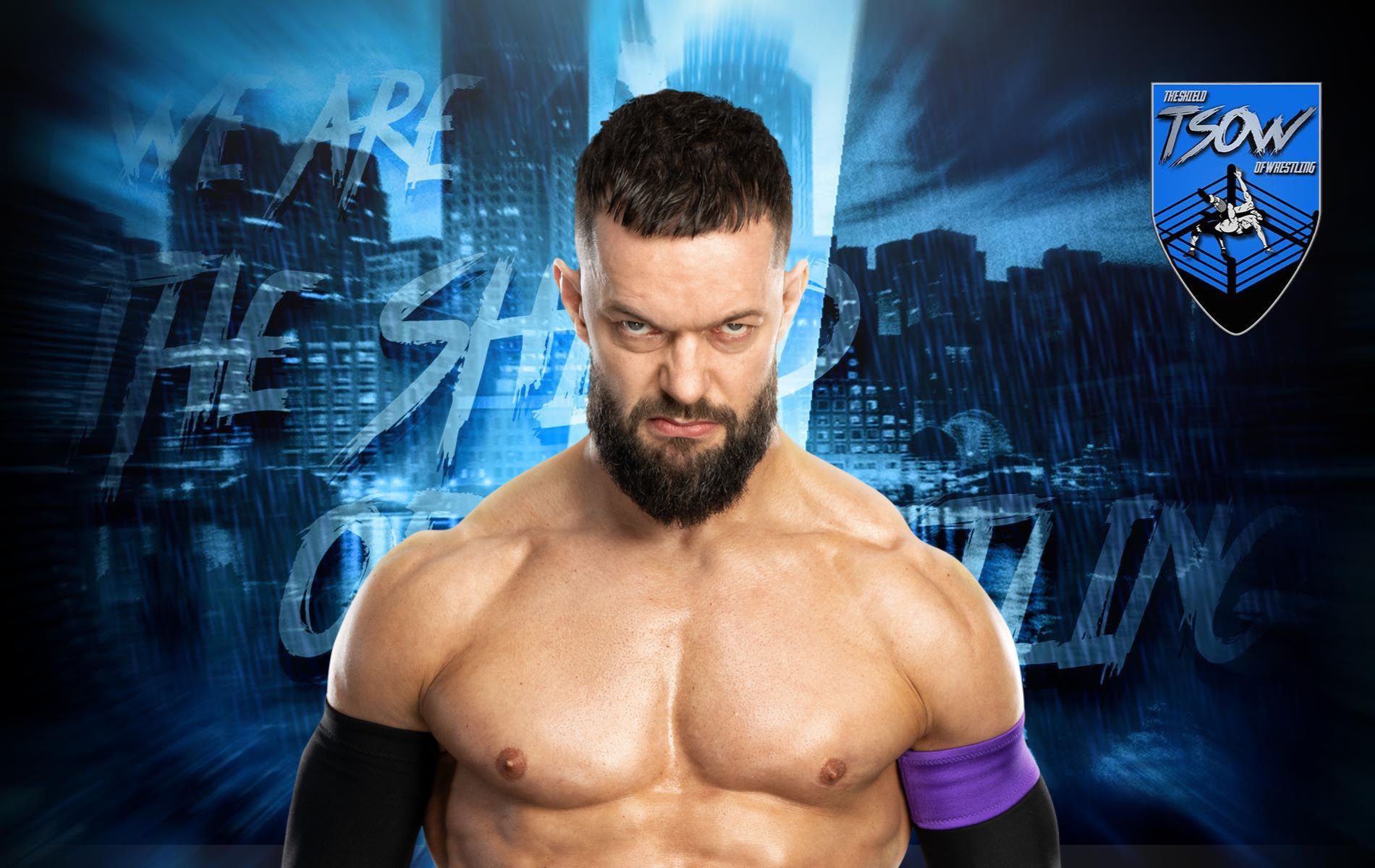 Finn Balor indossa una maglietta del Tottenham a Manchester