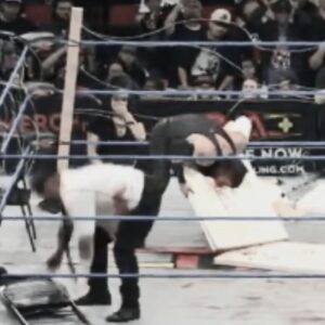 Mance Warner e Sami Callihan, spot folle con la spillatrice