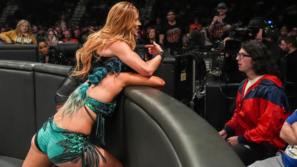 Becky non risparmia nessuno! - (Fonte: WWE.com)