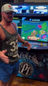 AJ Styles mostra il suo nuovo cabinato arcade personalizzato Il nuovo cabinato personalizzato di AJ Styles