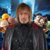 Tetsuya Naito ripreso mentre fa il gelataio tra le vie di Tokyo