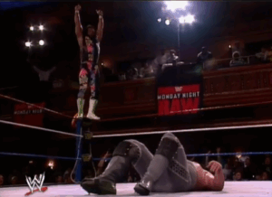 La faida più bizzarra di "Macho Man" Randy Savage Randy Savage pronto a colpire Repo Man a RAW